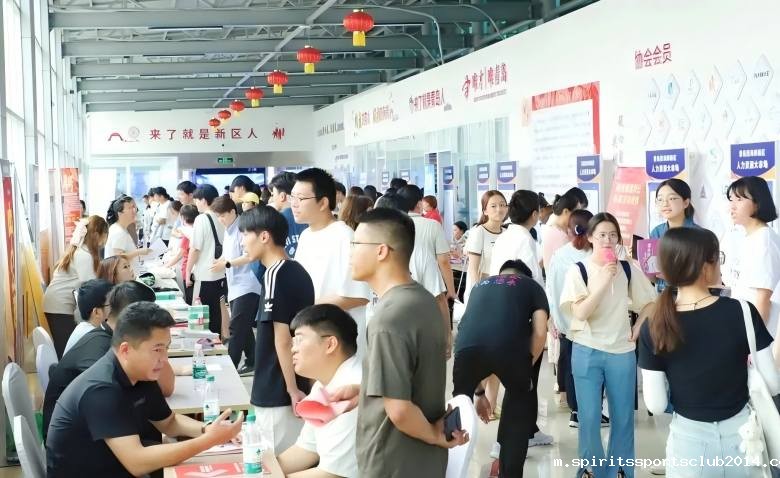 抢抓机遇！学校组织百余名学生参加“职通新区”招聘会